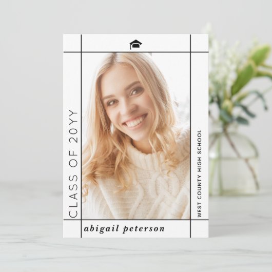 Moderne weiße Klasse 2025 Abschluss Foto Ankündigung (Stehend Vorderseite)