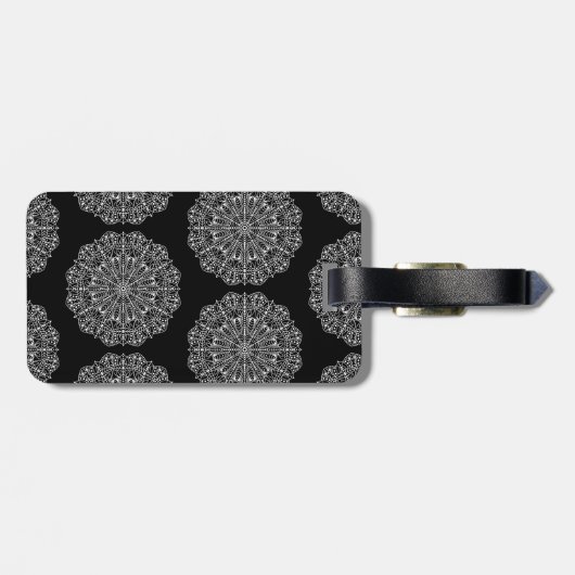 Moderne weiße Mandalase Print & Initial Letter Gepäckanhänger (Rückseite horizontal)