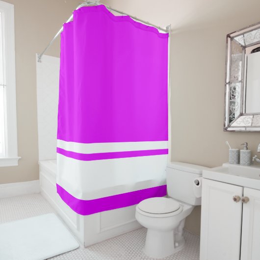 Moderne weiße Streifen auf hellrosa Duschvorhang (Beispiel)