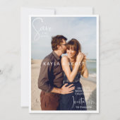 Moderne weiße Typografie QR-Code-Hochzeit Save The Date (Vorderseite)
