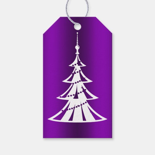 Moderne weiße Weihnachtsbaume auf Lila Geschenketi Geschenkanhänger (Vorderseite)