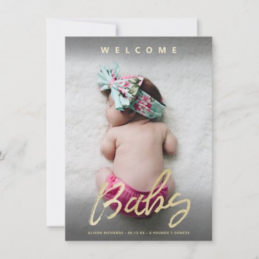 Moderne Welcome Baby Gold Script Full Foto Card Einladung (Vorderseite)