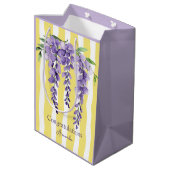 Moderne, wellengelbe Streifen Lila botanischer Chi Mittlere Geschenktüte (Rückseite Schrägansicht)