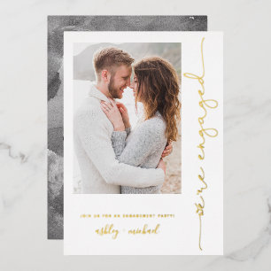 Moderne We're Engaged Schriftart Foto Gold Folieneinladung