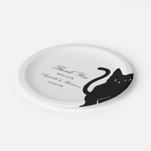 Moderne whimsical Black Cat Wedding Pappteller (Schrägansicht)