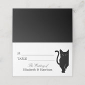 Moderne whimsical Black Cat Wedding Platzkarte (Außenseite Aufgefaltet)