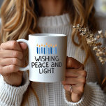 Moderne whimsical Menorah Hanukkah Tasse<br><div class="desc">Die charmante und zeitgenössische Hanukkah-Tasse bietet eine große Größe von 15° und eine Alternative von 11°. Es ist in einem schlichten,  blau-gelben Stil gestaltet und bietet sowohl Mikrowelle als auch Geschirrspüler.</div>