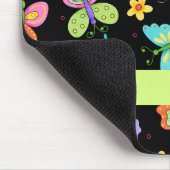 Moderne Whimsy-Schmetterlinge auf der Schwarzen Mo Mousepad (Ecke)