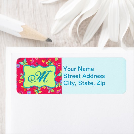 Moderne Whimsy-Schmetterlinge auf Red Monogram Per (Insitu)