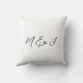 Moderne White Black Hand Letted Monogram Wedding Kissen (Rückseite)
