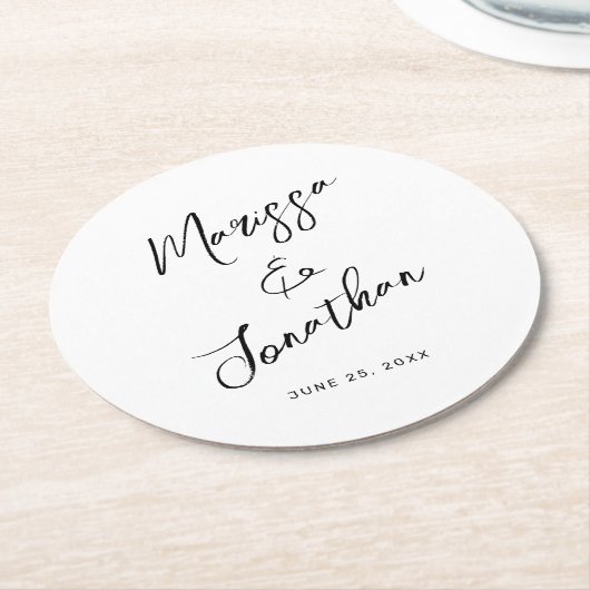 Moderne White Black Hand Letted Script Wedding Runder Pappuntersetzer (Angewinkelt)