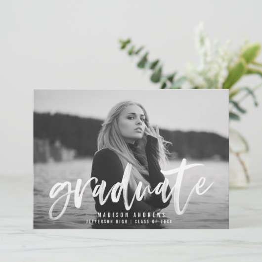 Moderne White Brush Script Graduation Party Einladung (Stehend Vorderseite)