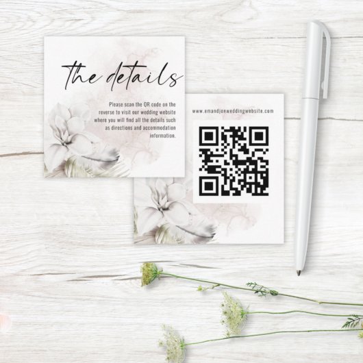 Moderne White Florals QR Code Hochzeitsdetails Begleitkarte