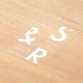 Moderne White Monogram Wedding Acryleinladungen (Ablage )