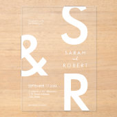 Moderne White Monogram Wedding Acryleinladungen (Vorderseite)