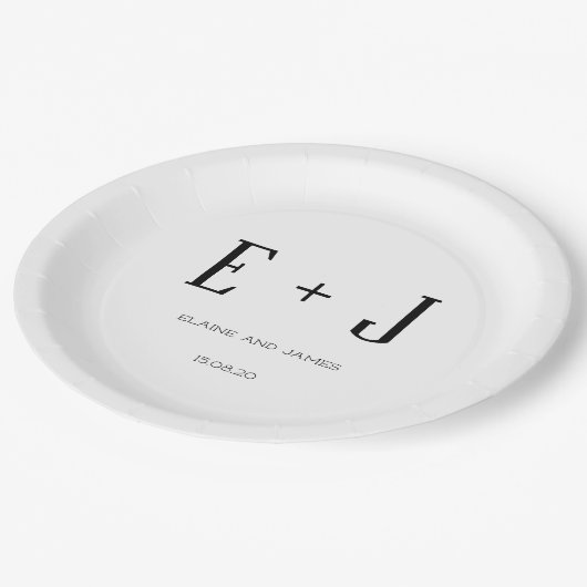 Moderne White Monogram Wedding Party Pappteller (Schrägansicht)