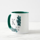 Moderne White Ranunculus Blume & Foliage Monogram Tasse (Vorderseite Links)