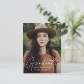 Moderne White Script Foto Graduation Party Einladungspostkarte (Stehend Vorderseite)