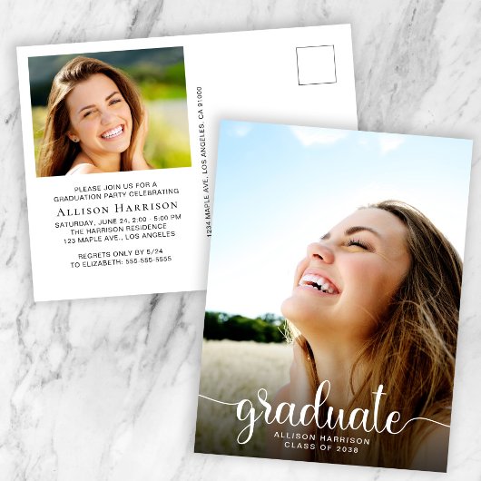 Moderne White Script Foto Overlay Graduation Party Einladungspostkarte