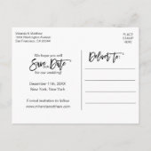 Moderne White Script Hochzeit SPEICHERN DAS DATUM Ankündigungspostkarte (Rückseite)