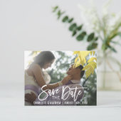 Moderne White Script Hochzeit SPEICHERN DAS DATUM Ankündigungspostkarte (Stehend Vorderseite)