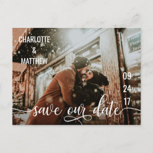 Moderne White Script Wedding RETTE UNSER DATUM mit Ankündigungspostkarte