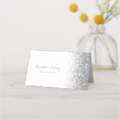 Moderne White Silver Glitzer Edge Wedding Platzkarte (Rückseite)