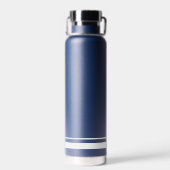 Moderne White Stripes Navy Hochzeitwasserflasche Trinkflasche (Rückseite)