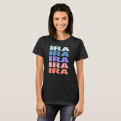 Moderne wiederholte Text Ira T-Shirt (Vorne ganz)