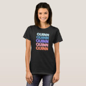 Moderne wiederholte Text Quinn T-Shirt (Vorne ganz)