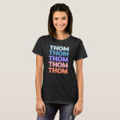 Moderne Wiederholte Text Thom T-Shirt (Vorne ganz)