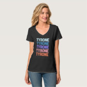Moderne wiederholte Text Tyrone T-Shirt (Vorderseite Vollansicht)