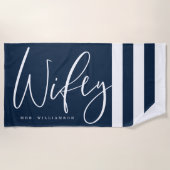 Moderne Wifey Script Nautical Navy & White Strips Strandtuch (Vorderseite)