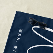 Moderne Wifey Script Nautical Navy & White Strips Strandtuch (Beispiel)