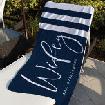 Moderne Wifey Script Nautical Navy & White Strips Strandtuch<br><div class="desc">Modernes und trendiges personalisiertes Badetuch,  das sich perfekt für die Hochzeitsreise eignet. Das Design zeigt "Wifey" in einem modernen Kalligrafieschrift und personalisiert mit dem Namen von Frau. Das Design der Schiffe und der weißen Streifen verleihen dem Schiff ein modernes und stilvolles Ambiente. Karo unser passendes Hubby-Badetuch.</div>
