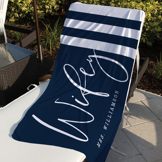 Moderne Wifey Script Nautical Navy & White Strips Strandtuch