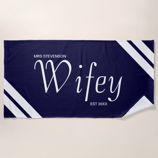 Moderne Wifey Script Navy und White Strips Strandtuch (Vorderseite)