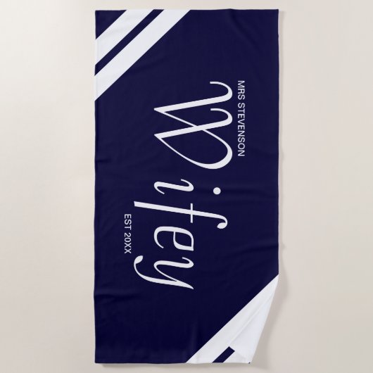 Moderne Wifey Script Navy und White Strips Strandtuch (Vorderseite)