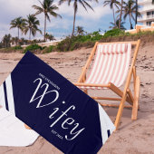 Moderne Wifey Script Navy und White Strips Strandtuch