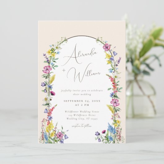 Moderne Wildblume Arch Boho Wedding Einladung (Stehend Vorderseite)