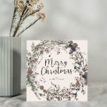 Moderne Wildblume Folienkrieg Weihnachtsschrift Feiertagskarte<br><div class="desc">Herzlich willkommen im Urlaub - mit dem perfekten minimalen Flair! Unsere moderne Minimal Wildblume Foliage Wreath Script Weihnachtskarte ist die perfekte Möglichkeit, um in dieser Feiertagssaison an einem festlichen Jubiläum teilzunehmen. Es geht um moderne minimale Ästhetik mit warmen, erdigen Farbtönen, die durch einen wunderschönen handgezeichneten Kranz von zarter Urlaubsatmosphäre personalisiert...</div>