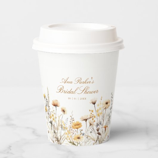 Moderne Wildblume Liebe ist im blühenden Brautpart Pappbecher (Vorderseite)