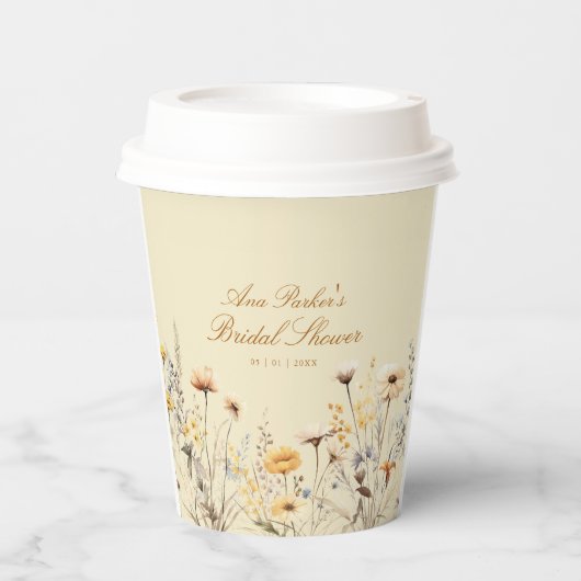 Moderne Wildblume Liebe ist im blühenden Brautpart Pappbecher (Vorderseite)