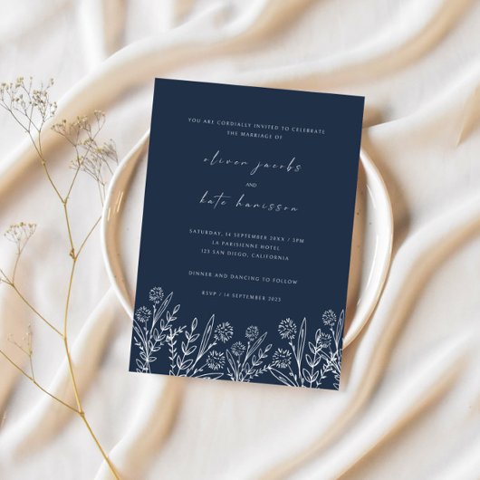 Moderne Wildblume Navy Blue Wedding Einladung