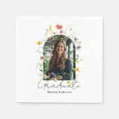 Moderne Wildblumen-Bogen-Foto Weiße Abschlussfeier Serviette (Vorderseite)
