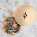 Moderne Wir Liebe Sie Mama Foto Necklace Medaillon<br><div class="desc">Express Ihre Liebe für die Mama mit einer modernen Wir Liebe Sie Mama Foto Necklace. Das Necklace-Design bietet Ihnen die Möglichkeit,  Ihr eigenes Foto hinzuzufügen,  eine "We Liebe You Mama!"-Begrüßung und personalisierte Kindernamen in eleganter Typografie. Zusätzliche Geschenkartikel mit diesem Design.</div>