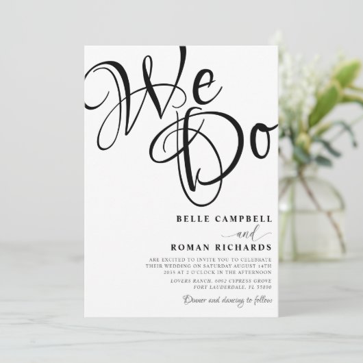 Moderne wir machen eine Schwarz-Weiß-Hochzeit mit Einladung (Stehend Vorderseite)