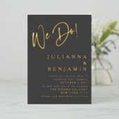 Moderne wir machen elegante Script Wedding Black G Folieneinladung (Stehend vorne)