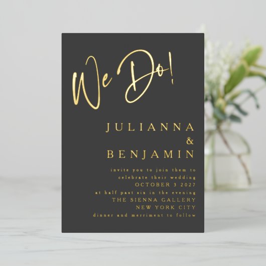 Moderne wir machen elegante Script Wedding Black G Folieneinladung (Stehend vorne)