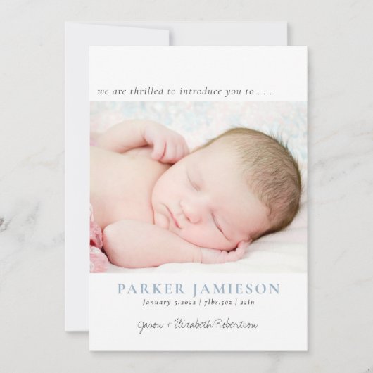 Moderne wir sind ein Baby Baby Boy Foto Blue Birth Ankündigung (Vorderseite)